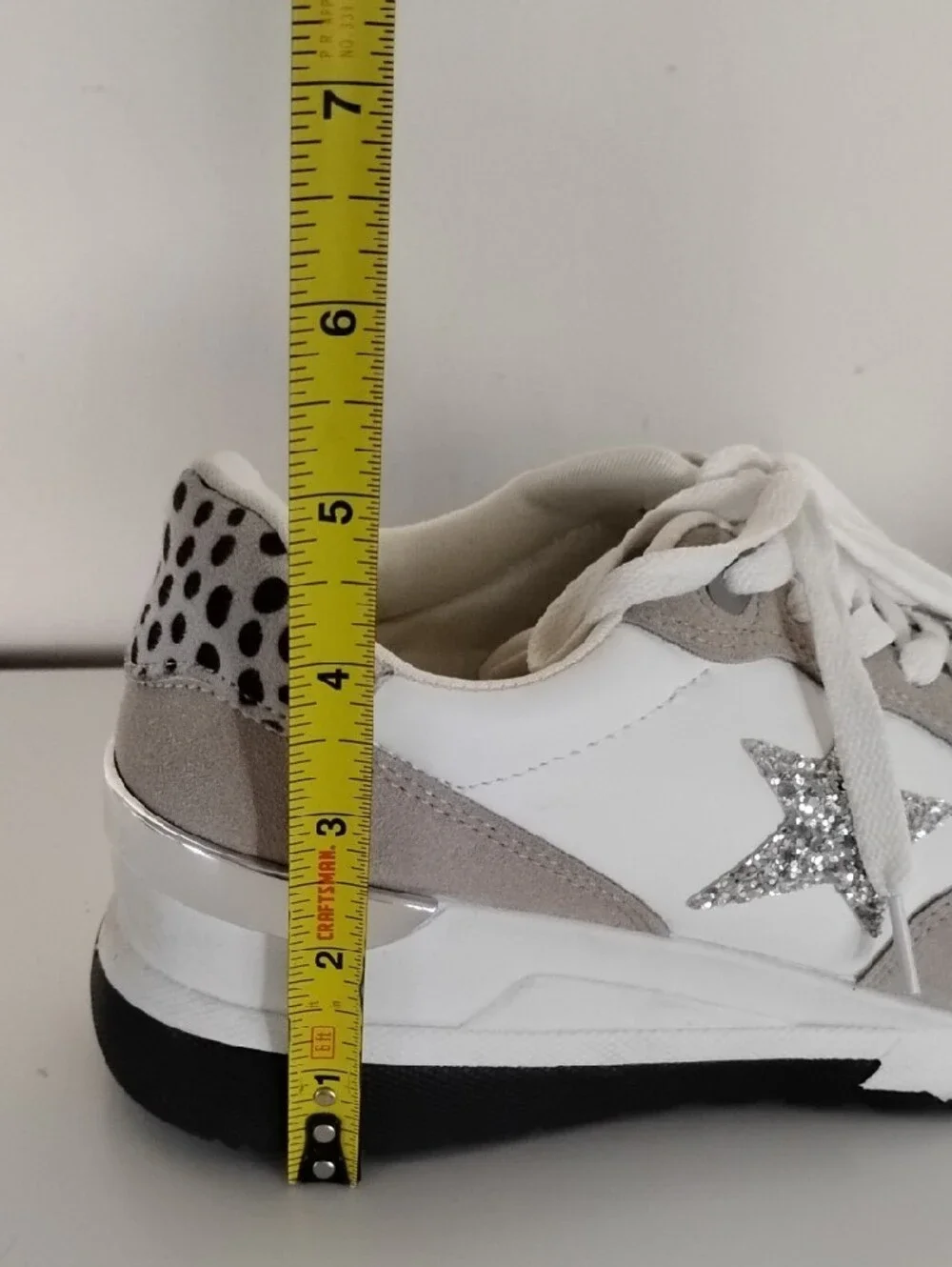 Jessica Carlyle Size 8 White & Light Gray Star Accent Lace-Up Sneakers
